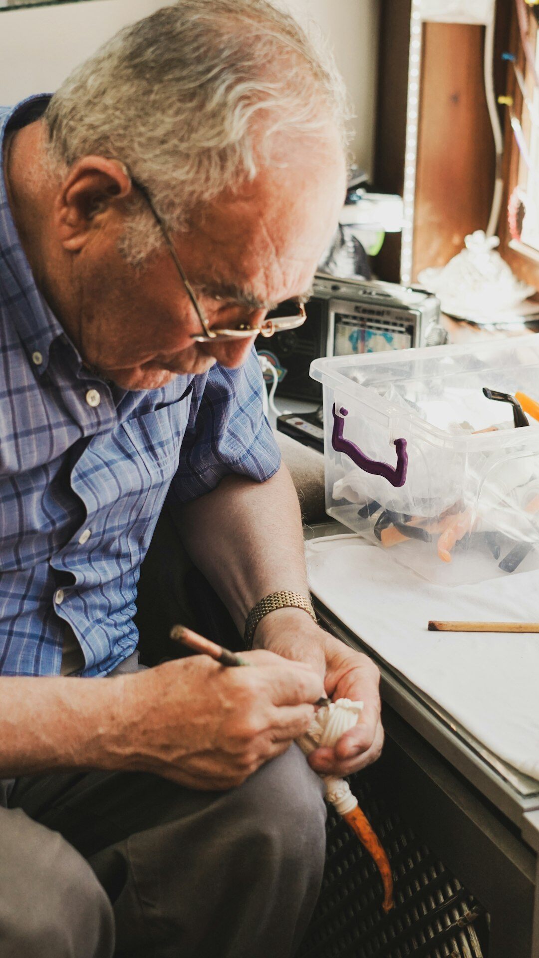 seniors doing arts and crafts